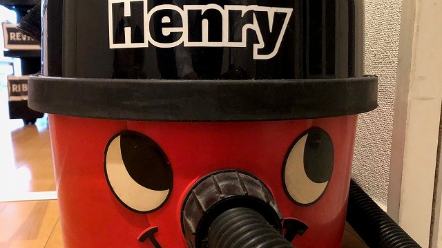 ヘンリー掃除機で壁のほこりを大掃除した話