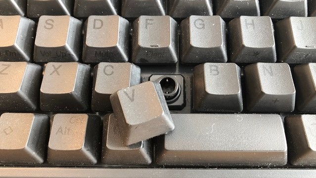 引き抜き工具無しで簡単にキーキャップを外す方法｜100均でも購入可能で自作する必要もなし！